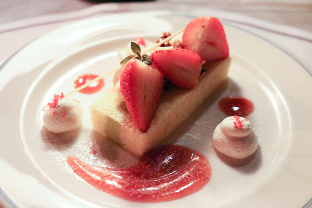 デザート「ストロベリーとピスタチオムースのショートケーキ」©Disney