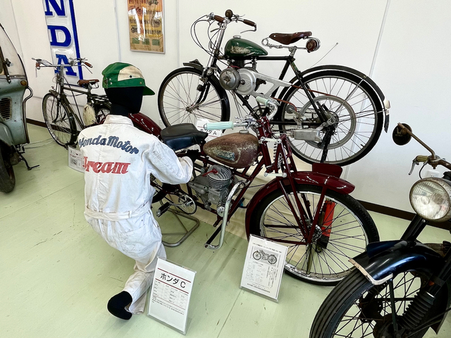 【ユメノバ】ホンダバイク館に展示されている、エンジンを装着した自転車。当時多数の国内メーカーが自転車用のエンジンを販売していました