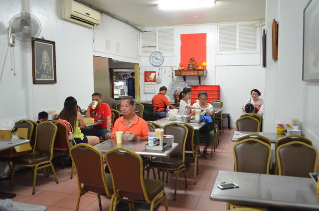 朝から老若男女で賑わう『四海豆漿大王』。近所のおじさんや、出勤前のサラリーマン、登校前の学生などが立ち寄る