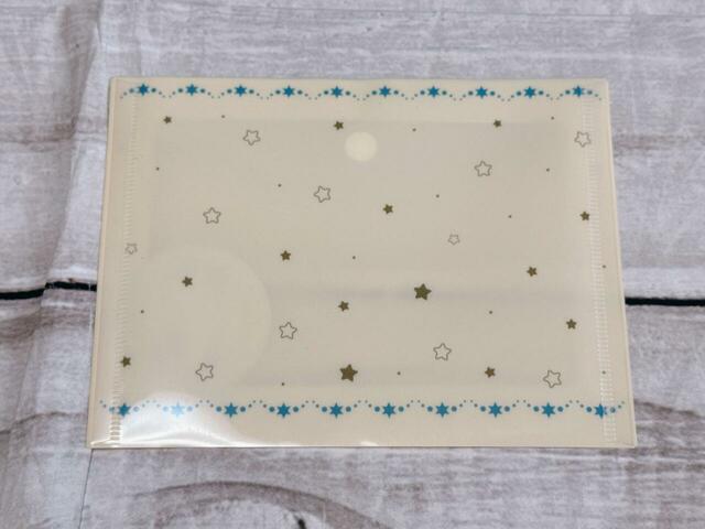 ベージュの背面は星柄。グリーンの星柄がアクセントになっています