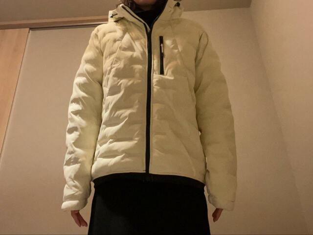 【ワークマン　エアロストレッチアルティメットフーデッドパーカー】カラーは、ブラック 、シャンブレーグレー 、ウッドオーカー 、エクリュ 、オレンジ 、パープル 、ノルディックレッドの7種類。こちらはエクリュです