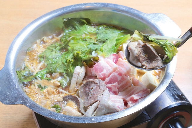 鉄板焼・ホルモン鍋 なす（福島）  ホルモン鍋　1人前800円（写真は3人前）