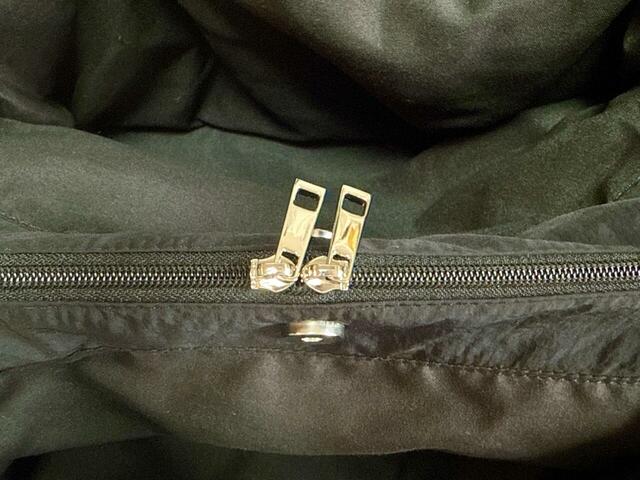 メイン収納はWファスナーで開閉する仕様