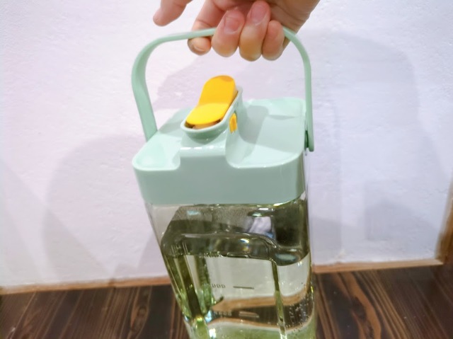 【KOKOBI 麦茶ポット】取っ手付きなので持ち運びがラク！