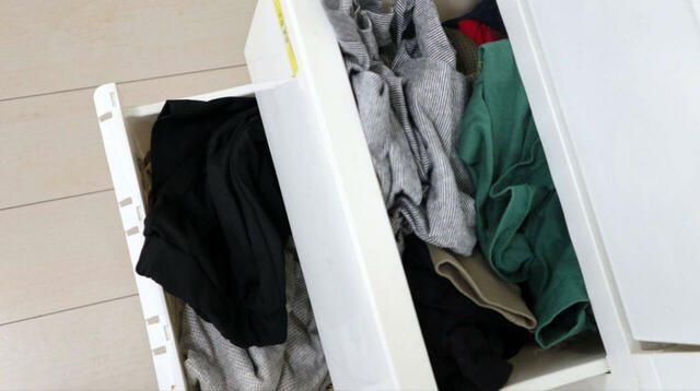 【収納大改造：Before】チェストの中身もぐちゃぐちゃで、どこに何があるかが分かりにくい状態です