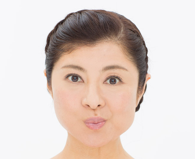 【脳活顔ヨガの前に】<br/> ココナッツオイルで、オイルプリング<br/>☆口臭予防・歯周病&虫歯予防・歯のホワイトニング効果・毒素排出・免疫力アップ<br/>オイルプリングとは、インドの伝統療法「アーユルヴェーダ」から生まれた口内デトックス法。 ココナッツオイル大さじ１を口に入れ、マウスウォッシュの要領でくちゅくちゅと15〜20分口の中で転がして、紙やポリ袋に吐き出します。 飲み込んだり、洗面所に直接流すのはNG。ココナッツオイルには抗菌作用があるため、口内環境をよくし、虫歯や歯周病予防をし、免疫力がアップします。 口を動かすことで「顔ヨガ」のウォーミングアップにもなるでしょう！