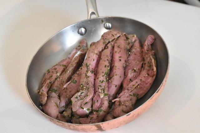 ラムのテンダーロインのサラダ に使用するラムを低温で下ごしらえしたもの