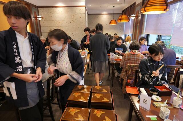会場中央には、出来たてのうな重がずらり