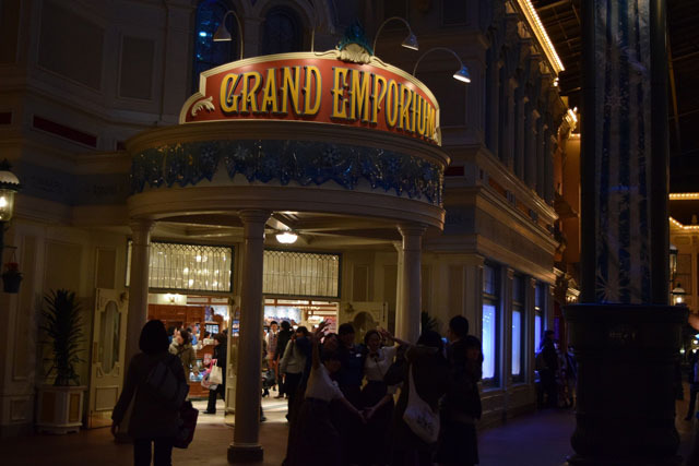 一般ゲストのいる営業中にはできない、記念撮影をする姿も ©Disney