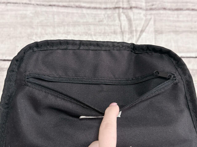 合計8つの多ポケットで仕分け収納できます。ポケット6：内側フロント側のファスナーポケット