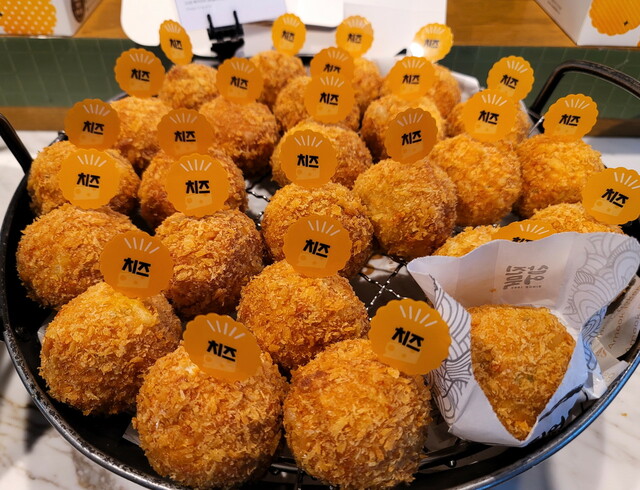 【大阪↔釜山 クルーズ体験記】チーズが入った団子状のオムク（練り物）をコロッケのように揚げたもの