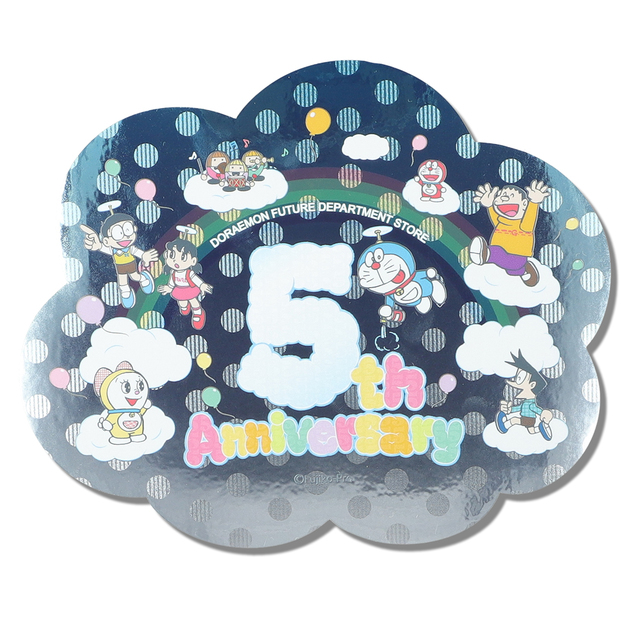 「ドラえもん未来デパート5周年　ステッカー」＜価格：935円(税込)＞【「ドラえもん未来デパート」の5周年を祝う新作グッズ登場！ノベルティプレゼントキャンペーンも開催！】