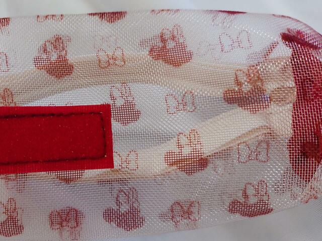 付属のメッシュポーチは、ミニーとリボンのモノグラムデザイン（アップにした状態）