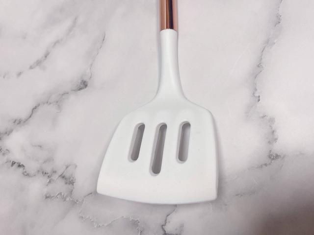 【Francfranc（フランフラン）】シリコーン ターナー ホワイト×コッパー／税込1,000円