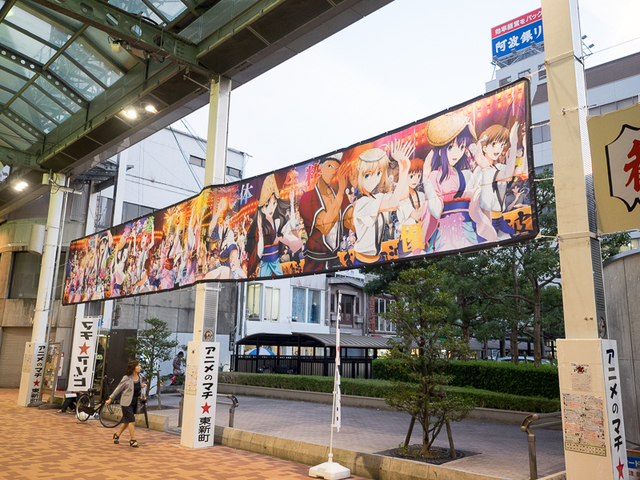 徳島市にて公開された「阿波おどりポスター」横断幕