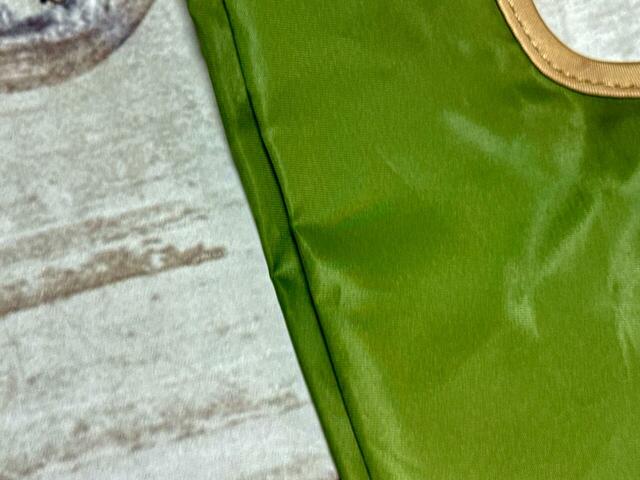 素材は厚手で丈夫なポリエステル。おしゃれなカーキカラーも推しポイントです!