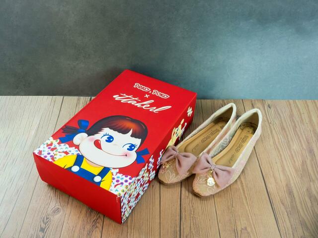 シューズブランド「イッタヘル（Ittaherl）」と初コラボしたペコちゃん限定デザインシューズ。