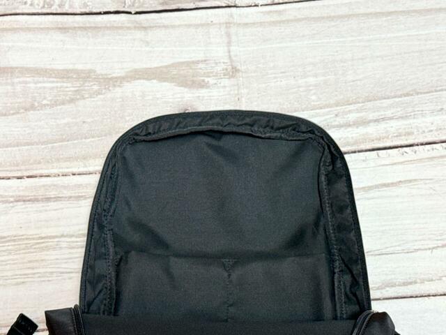 内側の前面側には区切りポケットが2つ