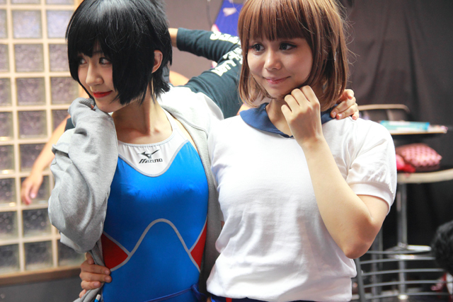 密着感＆光沢感満載の「競泳水着カフェ」のコスプレ美女たち