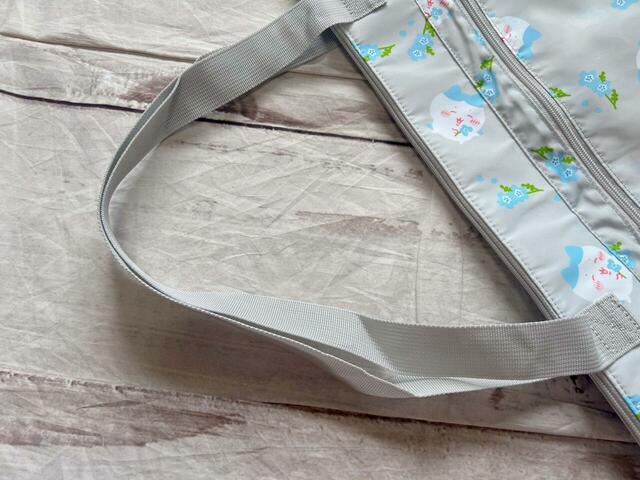 持ち手は長めなため、肩がけもラクラクできます