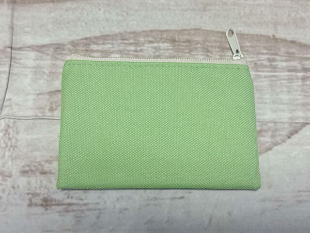 バックはシンプルな無地