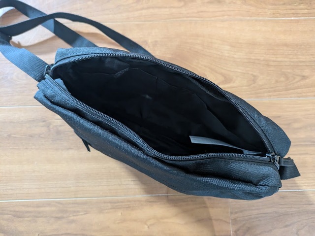 【無印良品 背面ポケット付き　撥水ショルダーバッグ】サイズは縦17×横28×マチ6cm。コンパクトながら驚くほどの収納力です！