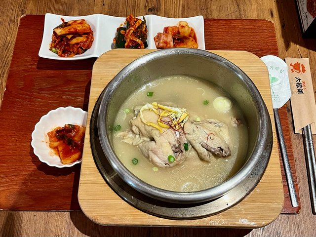 【釜めし 大統領】『釜めし 大統領』のランチ（画像は「参鶏湯ランチ」）には、キムチ（左上）やカクテキなどの惣菜が日替わりでついている