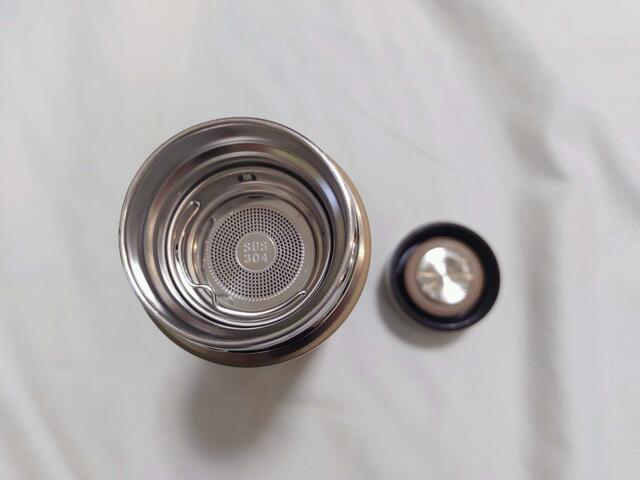 ボトルを開けると、茶こしが入っているのが確認できる