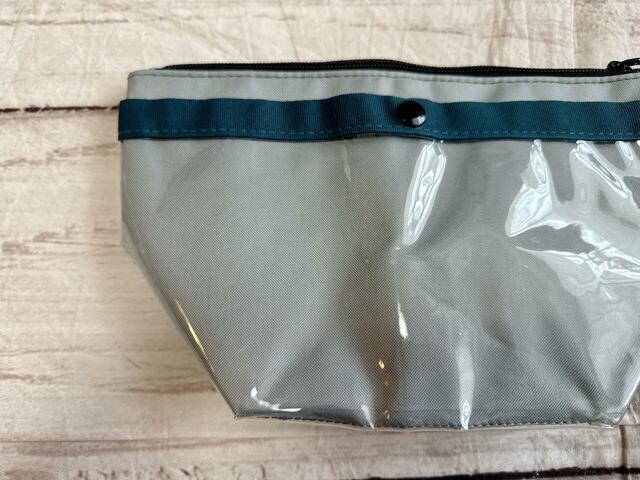 背面にはビニール素材のポケット付き