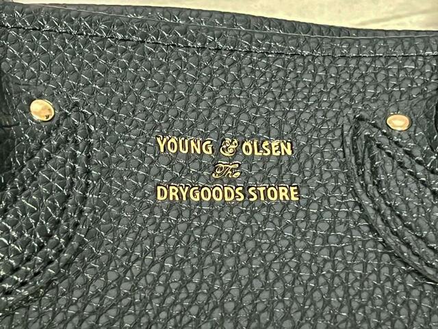 ゴールドの箔押しのブランドロゴがリッチな印象♪