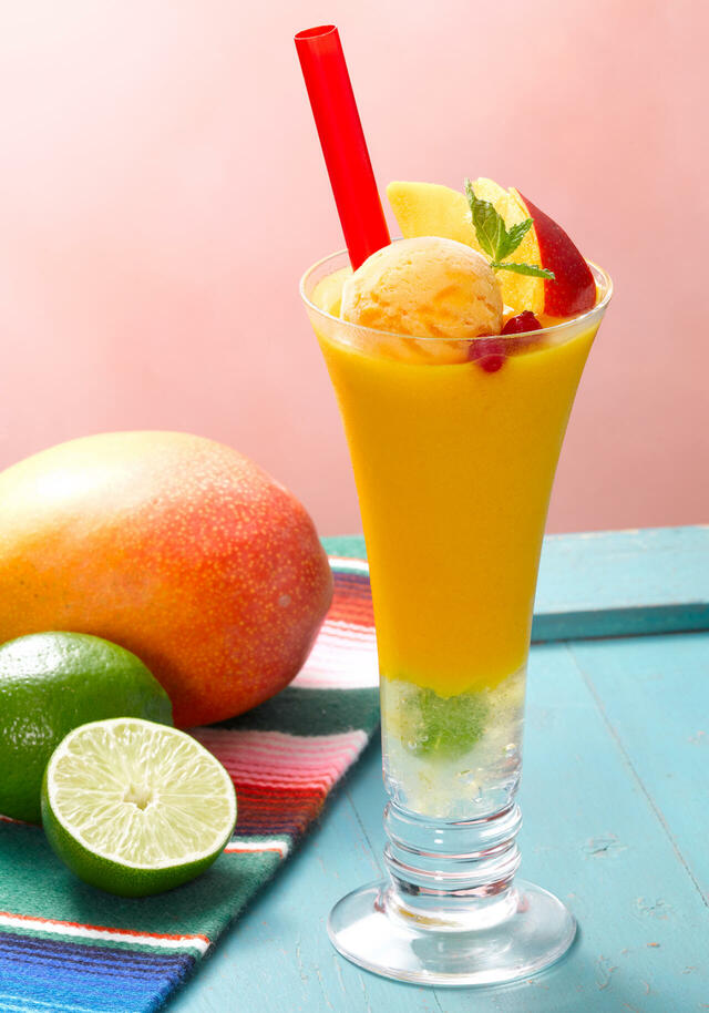 マンゴー&ライムジュレスムージー880 円(税込 968 円)【ロイヤルホスト『Apple Mango〜メキシコを感じて〜』】