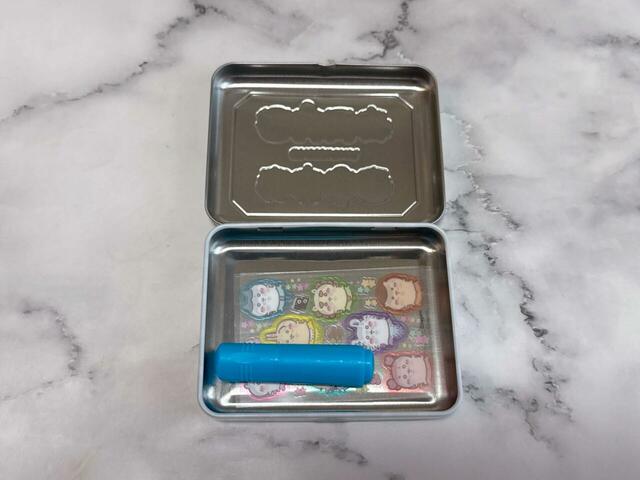 セットのミニマーカーとステッカーを収納できます