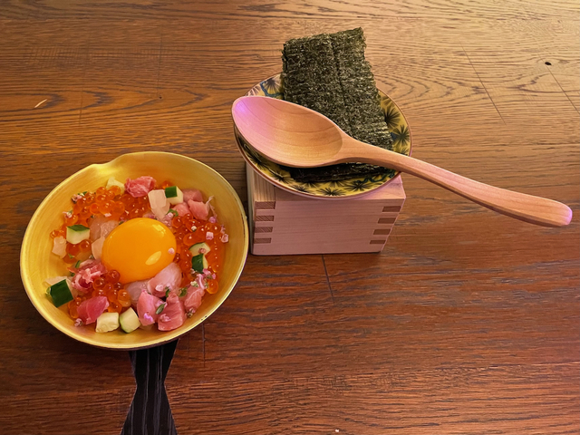 【ザ・ニューワールド】いろいろな具が盛られた「海鮮バクダン」