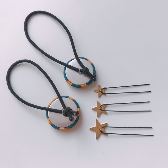 足つきボタンのボタン穴に、ゴムやUピンを通して完成です。ゴムを通す場合、ボタン穴とゴムの大きさが合わないことがないよう、購入する際に確認しましょう（chihoさん）