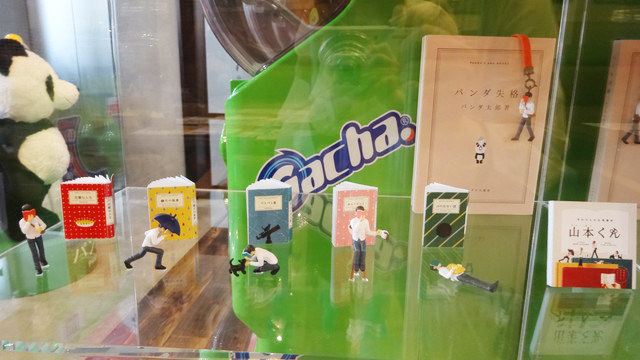 パンダの穴喫茶展／店内に展示されたガチャ