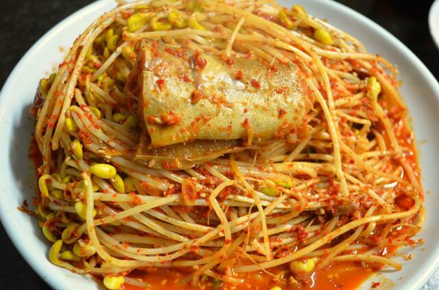 「ウファ食堂」の看板メニューだった鱈と豆モヤシの激辛煮