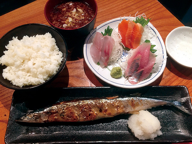  根室食堂 道玄坂店 刺身三点盛と焼さんま定食 880円 脂ののったさんまの塩焼きに旬の刺身三点が付いたお得なセット。