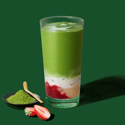 「GINZA 石臼抹茶 ムース ティー＆ストロベリー」＜価格：テイクアウト：1,453円（税込）／イートイン：1,480円（税込）＞【“石臼挽きの抹茶”のティーフラペチーノ（R）も楽しめる♪「スターバックス ティバーナストア」が 銀座マロニエ通りにオープン！】