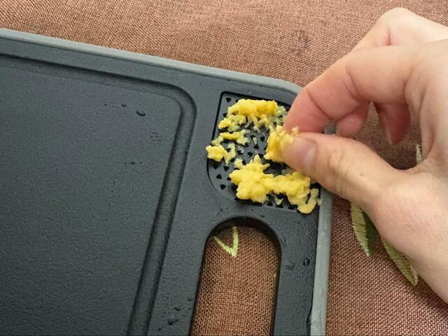 【ニトリ　解凍プレート シャープナー付きまな板】薬味づくりに便利なすりおろし機能も。切れ味がよくスムーズにおろせました！