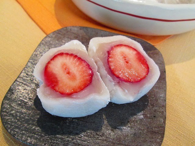 東京駅手みやげ：銀座甘楽　いちご大福　断面