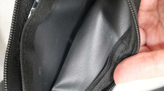 【KiU エチケットポーチ】裏面（内部）は防水加工で、中身を濡らさない