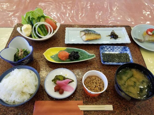 2度目の朝食は、焼きサバ、たらこ、海苔の佃煮、アスパラガスやオクラなどのサラダ、ほうれん草のおひたしなど