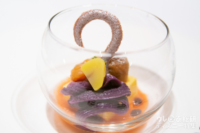 南瓜と紫芋の杏仁豆腐 フルーツのコンポート添え｜“ディズニー・ハロウィーン”ランチコース 4,200円｜東京ディズニーシー・ホテルミラコスタ「シルクロードガーデン」｜東京ディズニーリゾート「ディズニー・ハロウィーン」