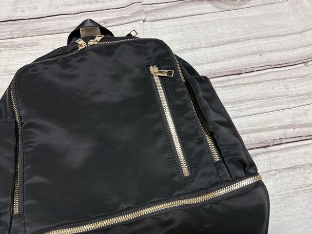 ゴールドジップがアクセントになったおしゃれなデザイン！