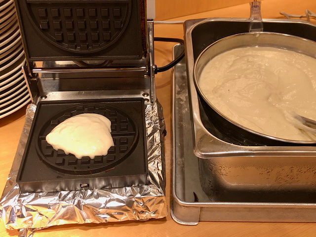 【しゃぶ葉　しゃぶしゃぶ・寿司食べ放題　牛2種&豚コース】ワッフルを自分で焼く過程も楽しいですね
