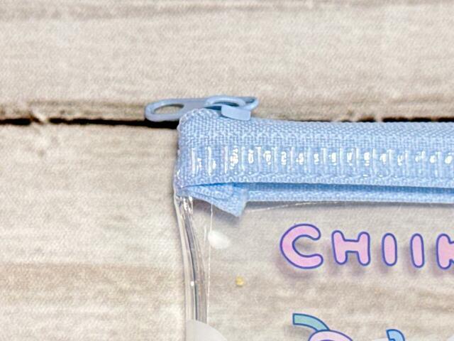 【ちいかわ×DAISO限定デザイン】「スリムペンケース ちいかわ」ファスナーは淡いライトブルーで、全体の雰囲気にぴったりなかわいさ！