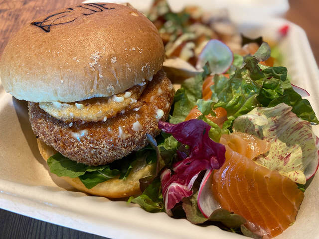 【Sincere BLUE（シンシアブルー）】タルタルサーモンバーガー　1650円（税込）