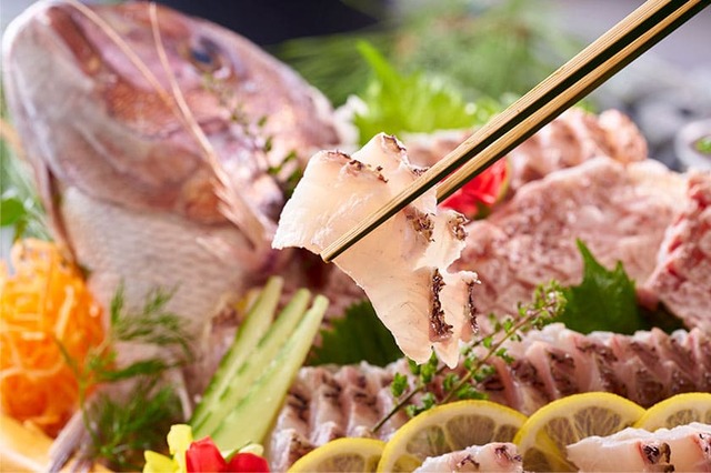 地元水揚げの天草産鯛を松皮造りで