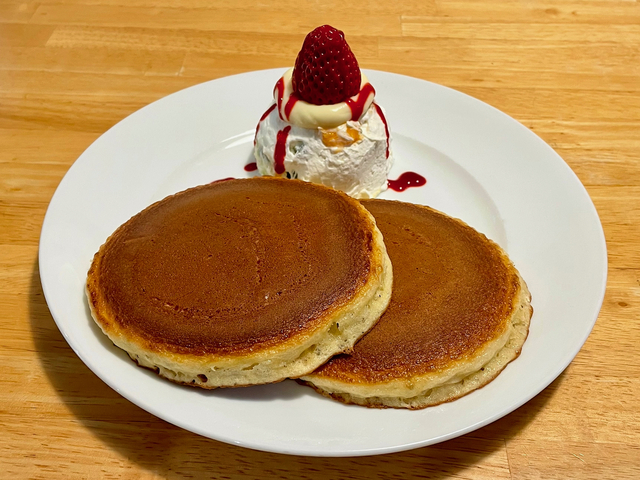 【ホットケーキパーラーフルフル赤坂店】フルーツクリームホットケーキ（バターとシロップ付き）。ホットケーキの追加もできる。1枚450円