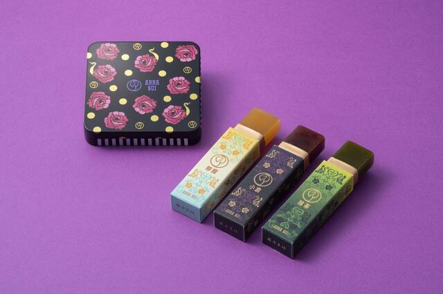 価格：1箱3本入　1,620円（本体1,500円）【鶴屋吉信×ANNA SUI】